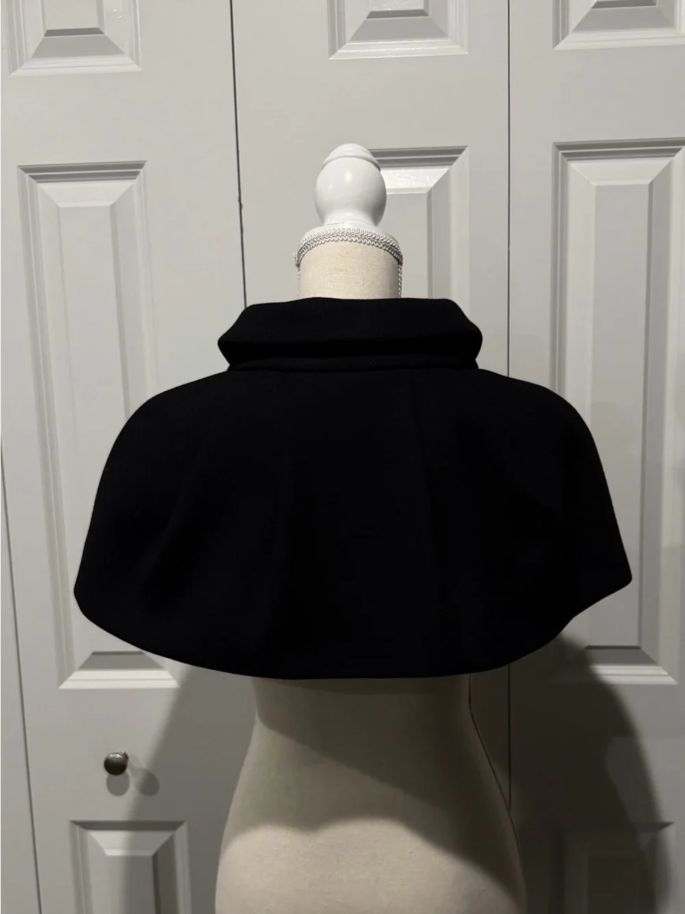 LOUIS VUITTON BLACK WOOL CAPELET - SIZE EU38